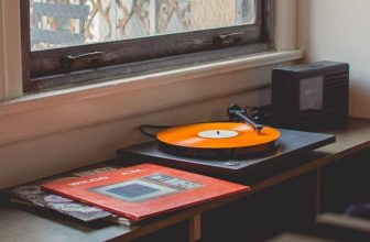 창가에 놓인 턴테이블과 LP판