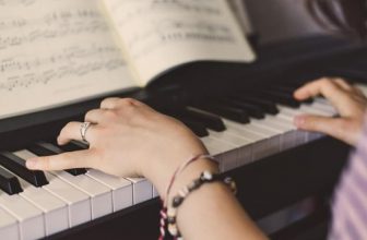 피아노 치는 여성